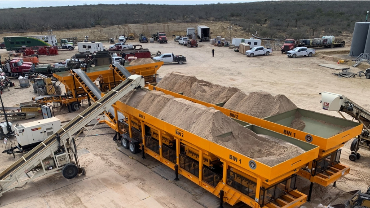 Wet sand handling system at a frac site improving logistics efficiency