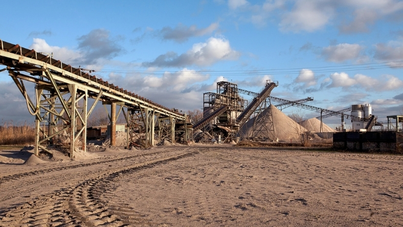Frac sand processing facility with conveyors and stockpiles